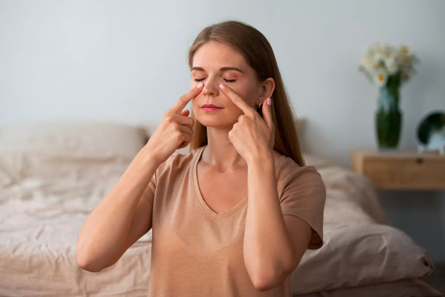 Femme qui touche ses rides du visage