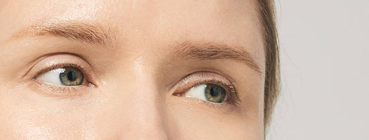Assurez-vous que votre peau est parfaitement propre, sèche et sans crème hydratante, crème solaire ou autre. La transpiration peut interférer avec le processus d’adhésion.